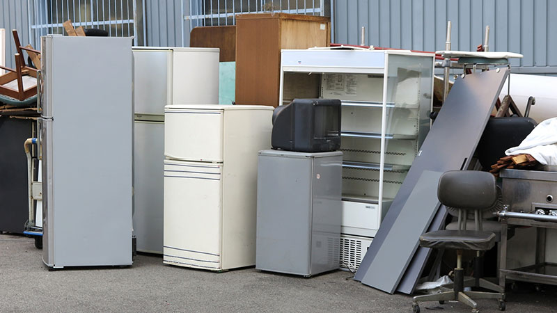 不用品回収の様子（家具の搬出）