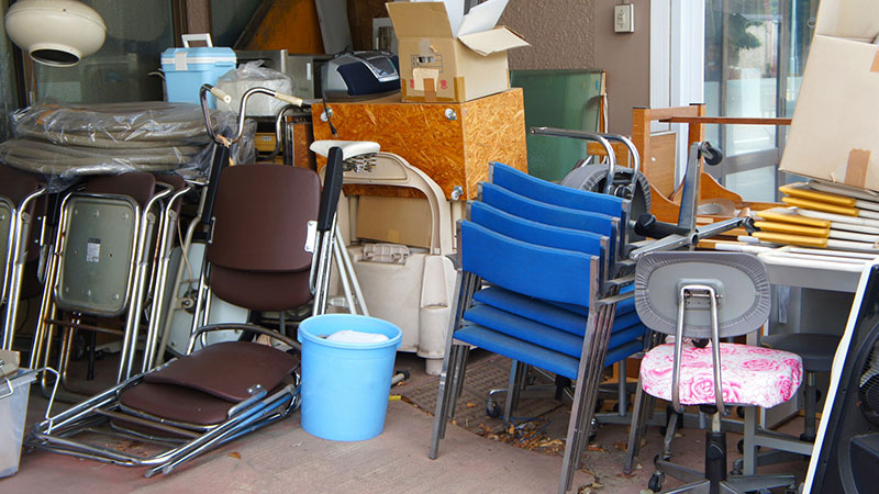 オフィス什器の搬出の様子